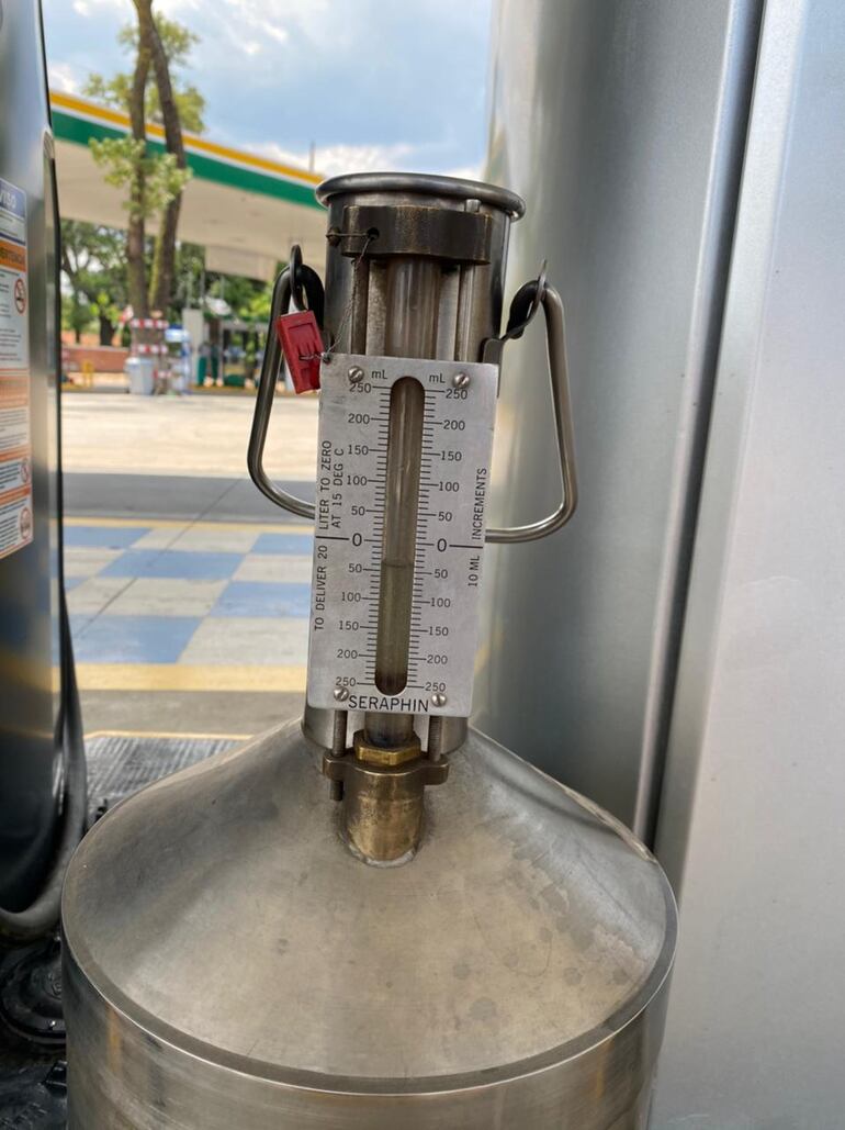 Los técnicos fiscalizadores tomaron muestras de los productos ofertados en la estación de servicio para su análisis en el laboratorio del INTN.