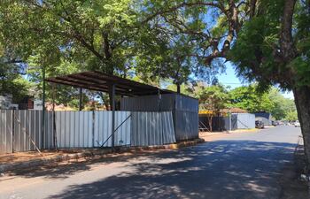 Vallados instalados sobre el pase central de quinta avenida tienen que ver con el concierto de Shakira en la Nueva Olla.