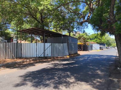 Vallados instalados sobre el pase central de quinta avenida tienen que ver con el concierto de Shakira en la Nueva Olla. 