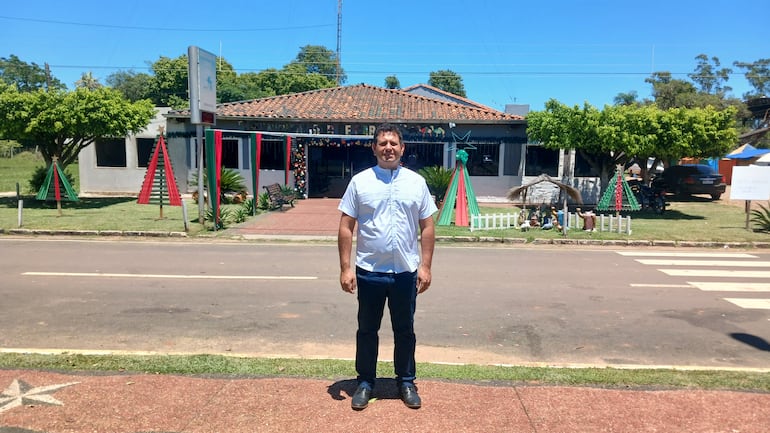 El intendente de Carayaó, Carlos Giménez, frente a la municipalidad del distrito.