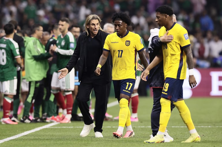 El seleccionador de Ecuador Sebastián Beccacece habla con Angelo Preciado (c) este martes, en un partido de los dieciseisavos de final de la FIFA 2026 entre México y Ecuador, en el estadio Azteca en la Ciudad de México (México).