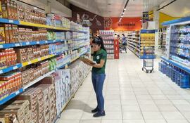 Una estudiante cuando colectaba datos de los precios de los productos de la canasta básica en Ciudad del Este.