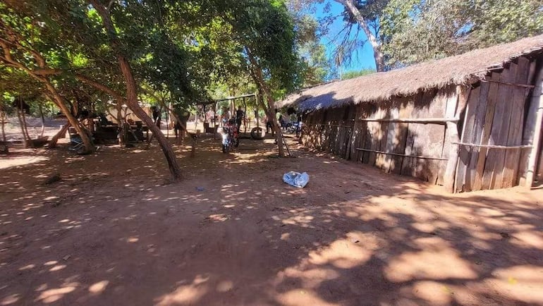 Algunos miembros de la comunidad indígena Apyka Rynde'i, distrito de Bella Vista Norte, Amambay, se reúnen alrededor de una choza.