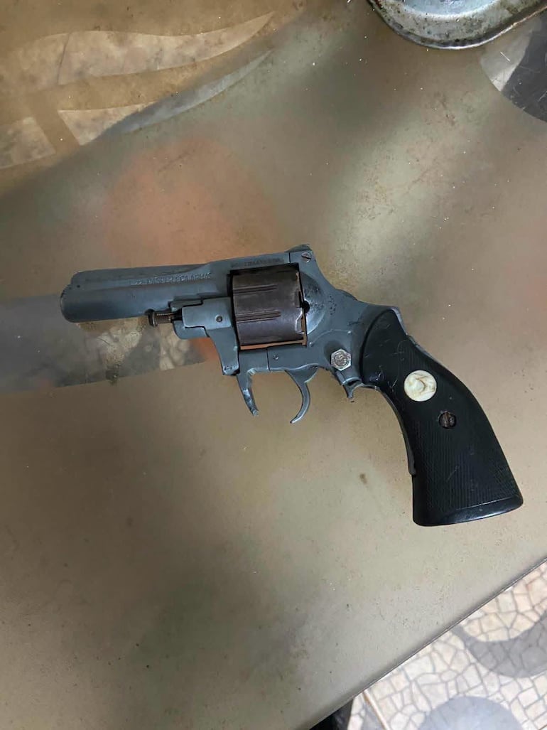 Arma incautada durante el procedimiento.