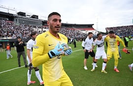 El arquero de Olimpia, Gastón Olveira, festeja otro título con el franjeado.
