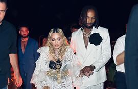 Madonna llegando a la celebración de su cumpleaños de la mano de su novio Akeem Morris.