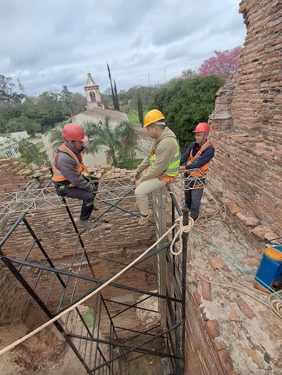 Técnicos especializados en protección y conservación del patrimonio realizaron la limpieza de las ruinas de Humaitá.
