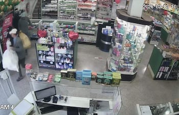 Momentos en que los delincuentes salen con las bolsas de medicamentos robado.