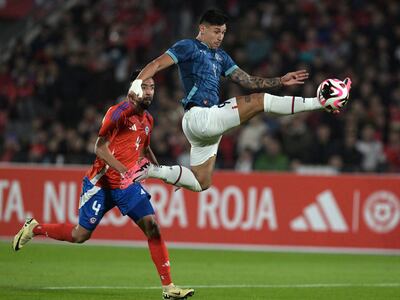Adam Bareiro (c), jugador de la selección paraguaya, domina el balón durante el amistoso internacional frente a Chile en el estadio Nacional, en Santiago, Chile.