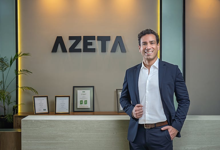 La nueva etapa de Azeta también incorpora con más fuerza la discusión sobre sostenibilidad. El CEO diferencia esa idea de la simple viabilidad económica y la extiende hacia la relación con comunidades, colaboradores y el medioambiente.