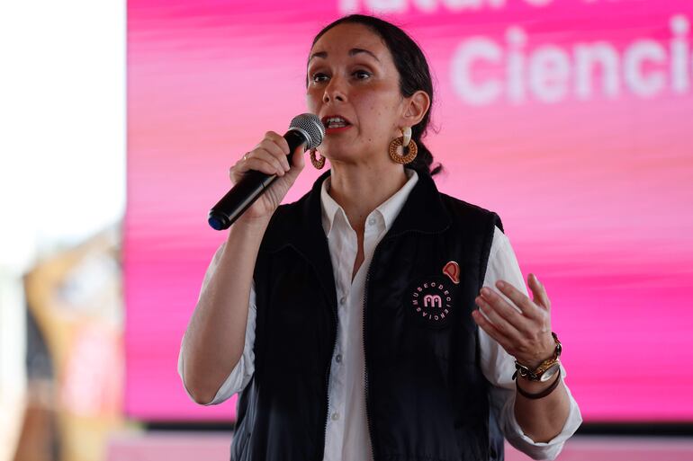 La directora ejecutiva del Museo de Ciencias del Paraguay, Paola Martínez, habla durante el acto de inicio de la construcción del edificio del museo este lunes, en Asunción (Paraguay).