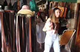 Visitantes de distintas ciudades aprovecharon para conocer de cerca el proceso de elaboración del cuero.