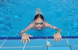 Concepto de clases de natación, imagen ilustrativa.