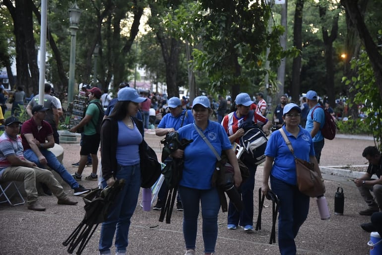 Docentes se congregan en la Plaza Uruguaya este 11 de marzo, en expectativa ante el tratamiento del proyecto de la reforma de la caja fiscal en la Cámara de Senadores.