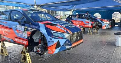 Los Hyundai i20 N Rally2 de Miki Zaldívar/Víctor Aguilera y Fau Zaldívar/Marcelo Der Ohannesian, a la espera del inicio de la carrera.