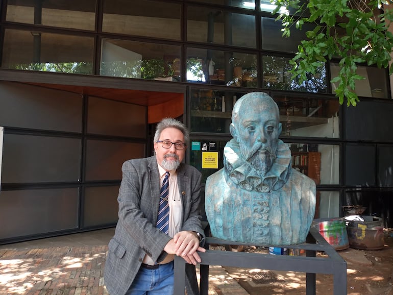 El profesor Alonso Navarro junto al busto de Miguel de Cervantes en el Centro Cultural de España "Juan de Salazar"