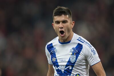 El carapegueño Richar Torales, jugador del Sportivo Ameliano, celebra un gol en el partido frente a Athletico Paranaense por la última fecha de la fase de grupos de la Copa Sudamericana 2024 en el estadio Arena da Baixada, en Curitiba.