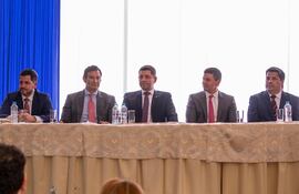 En el extremo izquierdo de la mesa, Ángel María Recalde firma el acta de su nombramiento en el cargo frente al presidente de la República, Santiago Peña y otras autoridades.