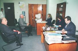 El director de ABC, Aldo Zuccolillo, declara en el juicio entablado por Juan Carlos Galaverna. A su derecha, el abogado Alejandro Encina Marín. Fue el 23 de julio de 1999.