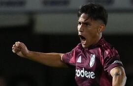 Matías Rojas grita su gol, para el empate de River.