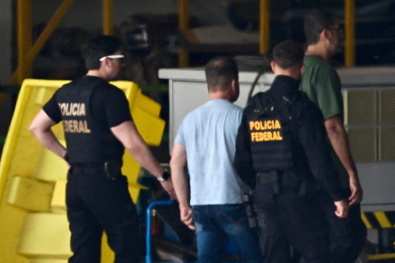 Silvinei Vasques, escoltado por agentes de la Policía Federal brasileña, lega a Brasilia el pasado sábado, luego de su expulsión de Paraguay.