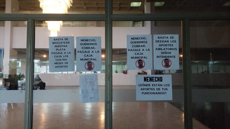 Nenecho Rodríguez no paga a la Caja Municipal y jubilados inician huelga de hambre frente a la Municipalidad de Asunción.