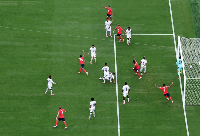 Jude Bellingham (#10) de Inglaterra celebra el primer tanto del partido.