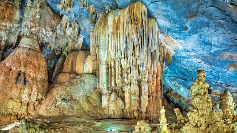Estalactitas y estalagmitas en el parque nacional de Phong Nha, Quang Binh, Vietnam.