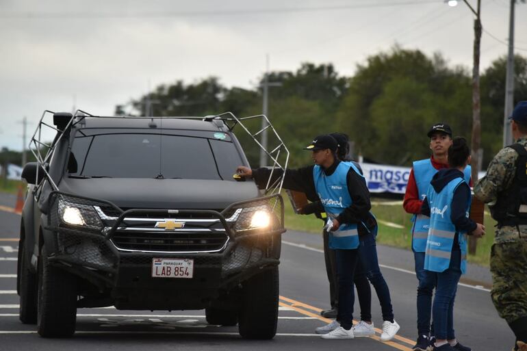 Fotos en el puesto de peaje voluntario Pa'i Pukú.