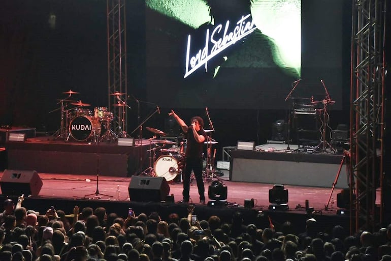 El cantante ecuatoriano Lord Sebastian ofreció un enérgico show y destacó la calidez del público paraguayo.