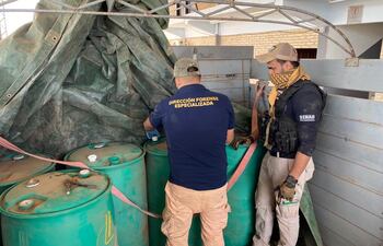 Investigadores toman muestras y analizan contenido de tambores incautados en Gabino Mendoza.