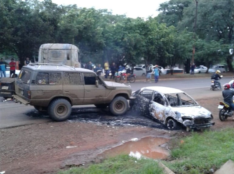 Un camión, una camioneta y un automóvil quemados por los delincuentes para bloquear el camino.