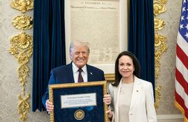 Una foto facilitada por la Casa Blanca muestra al presidente estadounidense Donald Trump (izq.) y a la líder opositora venezolana María Corina Machado (der.) durante su reunión en el Despacho Oval de Washington, D.C., EE. UU., el 15 de enero. Machado entregó su medalla del Premio Nobel de la Paz a Trump.