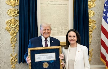 Una foto facilitada por la Casa Blanca muestra al presidente estadounidense Donald Trump (izq.) y a la líder opositora venezolana María Corina Machado (der.) durante su reunión en el Despacho Oval de Washington, D.C., EE. UU., el 15 de enero. Machado entregó su medalla del Premio Nobel de la Paz a Trump.