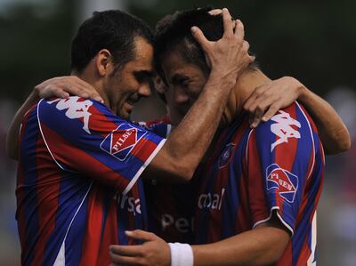 César Ramírez (i), jugador de Cerro Porteño, festeja un gol en el partido contra Libertad por el torneo Clausura 2008 del fútbol paraguayo en Asunción.