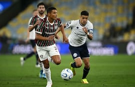 El defensa del Fluminense, Thiago Silva, y el delantero paraguayo del Independiente Rivadavia Alex Arce, disputan el balón durante el partido de ida de los octavos de final de la Copa Libertadores, disputado en el estadio Maracaná en Río de Janeiro.