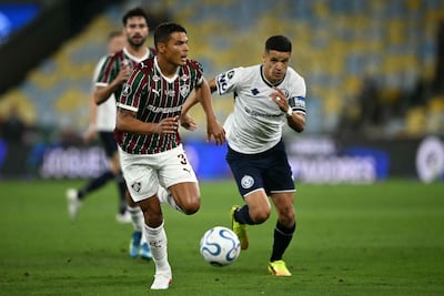 El defensa del Fluminense, Thiago Silva, y el delantero paraguayo del Independiente Rivadavia Alex Arce, disputan el balón durante el partido de ida de los octavos de final de la Copa Libertadores, disputado en el estadio Maracaná en Río de Janeiro.