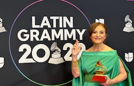 Berta Rojas con uno de los Latin Grammy que obtuvo su álbum "Legado" en 2022. La guitarrista buscará estar nuevamente entre los nominados de esta edición.
