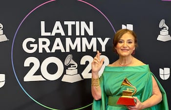Berta Rojas con uno de los Latin Grammy que obtuvo su álbum "Legado" en 2022. La guitarrista buscará estar nuevamente entre los nominados de esta edición.