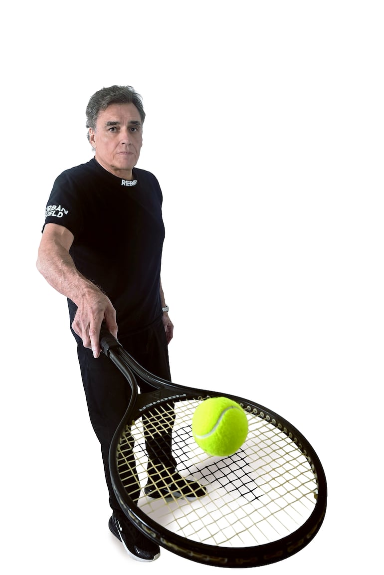 Victor Manuel Pecci con la raqueta que llegó a la final de Roland Garros en 1979.