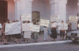 Protestas contra la ley del Divorcio Vincular frente al Cabildo, entonces Congreso. Era inicios de los 90s.
