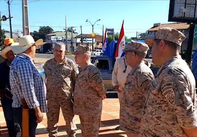 El representante de los campesinos, Elio Giménez, conversa con los oficiales que acompañarán la manifestación.