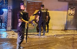 Agentes policiales buscan intensamente a los presuntos autores de un violento incidente que dejó dos heridos de bala en el barrio Ricardo Brugada.