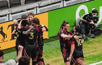 El delantero del Atlanta United, Emmanuel Latte Lath, marca un gol durante el partido contra el Philadelphia Union en el Mercedes-Benz Stadium en Atlanta, Georgia, en la imagen también aparecen los paraguayos Matías Galarza y Miguel Almirón.