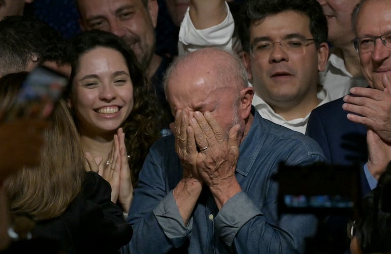 El presidente de Brasil y candidato a la reelección por el Partido de los Trabajadores (PT), Luiz Inácio Lula da Silva, llora tras conocer los primeros resultados de la segunda vuelta de las elecciones presidenciales, en São Paulo, Brasil, el 25 de octubre de 2026.