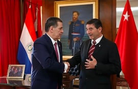 El senador Carlos Núñez y el presidente del Partido Colorado, Horacio Cartes.
