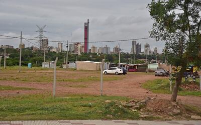 La municipalidad ya colocó postes perimetrales en torno a la fracción A3 de la Costanera.