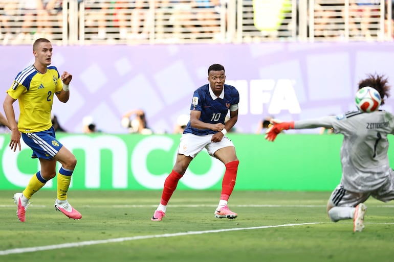 El delantero de Francia Kylian Mbappé anota el tercer gol de su equipo ante el guardameta de Suecia Jacob Widell Zetterström durante el partido de fútbol de los dieciseisavos de final de la Copa Mundial 2026 entre Francia y Suecia en el Estadio de Nueva York/Nueva Jersey en East Rutherford.
