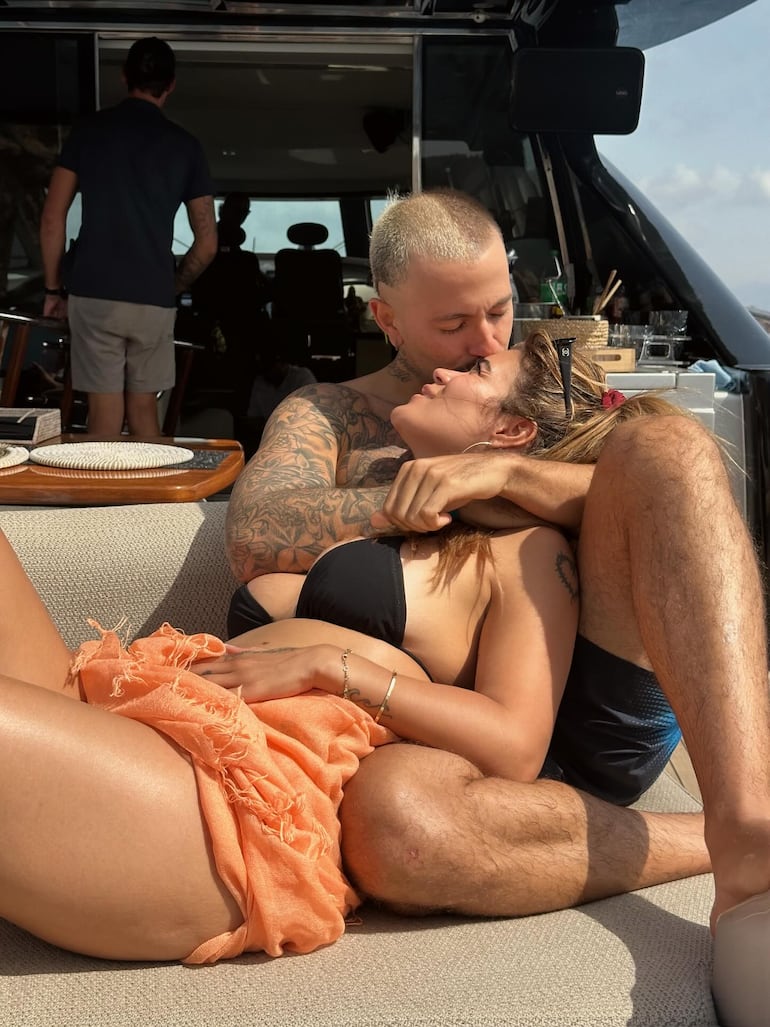 Karol G y Feid, muy enamorados en Ibiza.