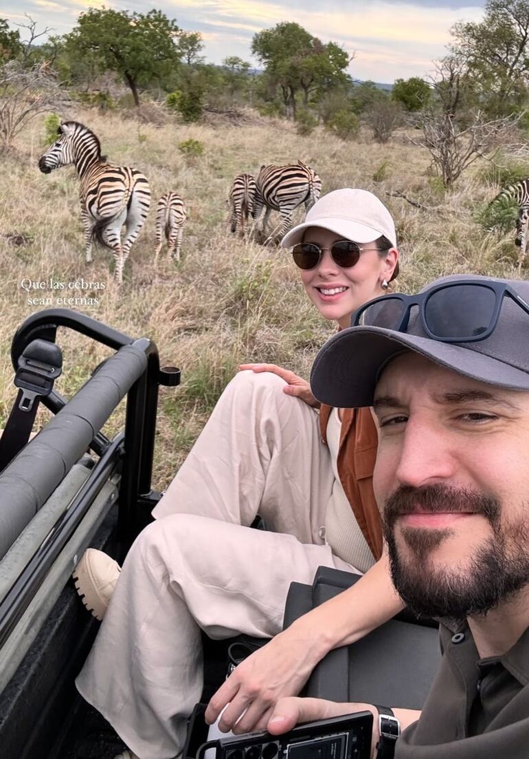 Gaby Cogorno y Matías Brizuela posando con las cebras de fondo. (Captura de la historia de Instagram de Gaby Cogorno)